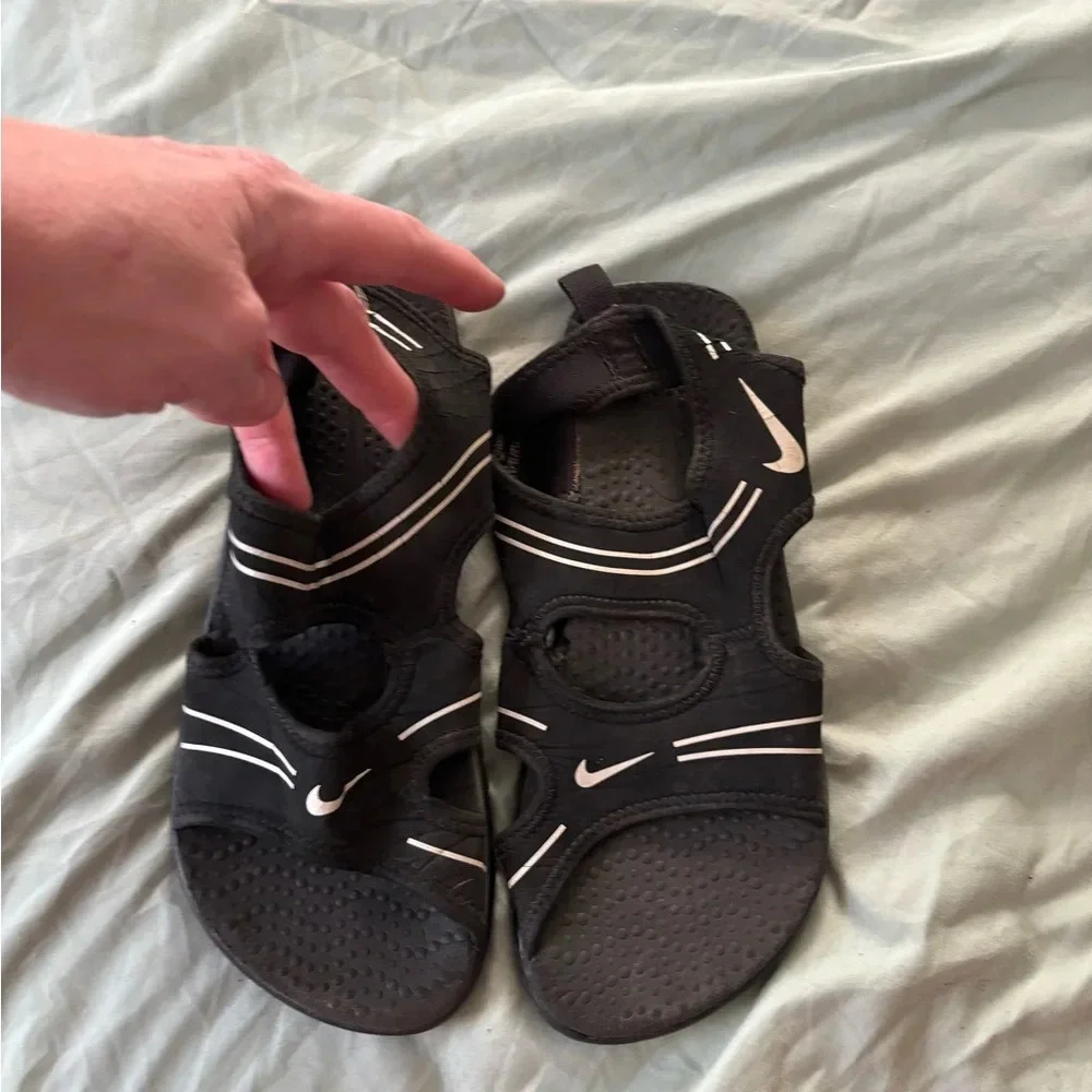 Nike water shoes play size 5